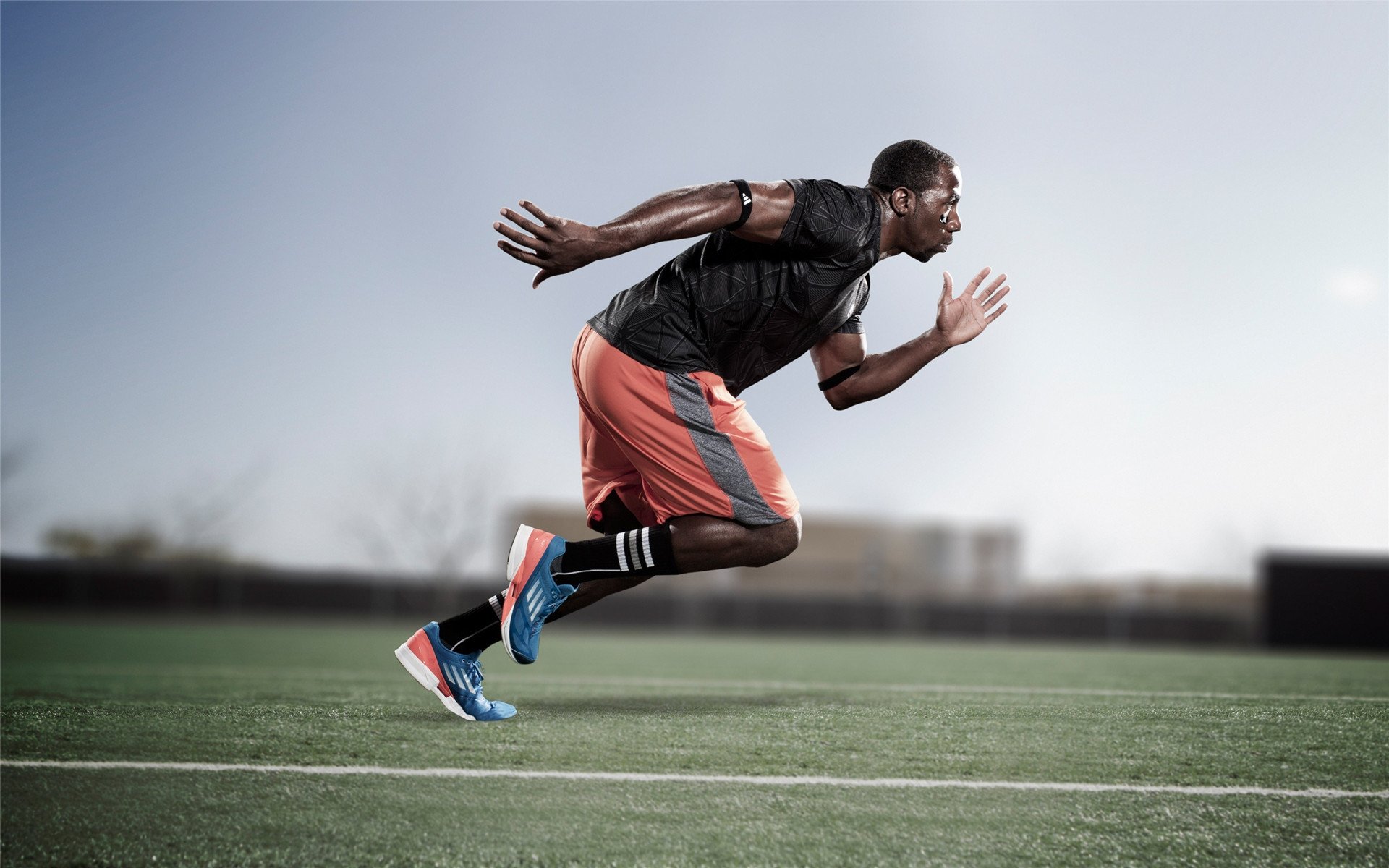 退役运动员担任特邀教练传授实战经验激励后辈努力训练，退役运动员当教练